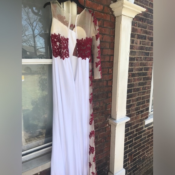 White with burgundy lace single sleeve gown - Picture 5 of 5